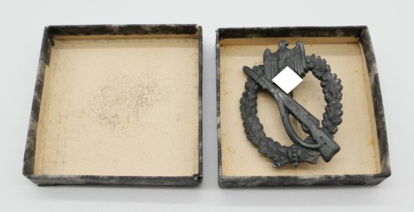 Infanterie Sturmabzeichen Silber BSW - In der Verleihungsschachtel im Wölkchendesign - Hersteller Brüder Schneider Wien – Bild 2