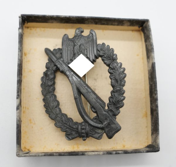Infanterie Sturmabzeichen Silber BSW - In der Verleihungsschachtel im Wölkchendesign - Hersteller Brüder Schneider Wien