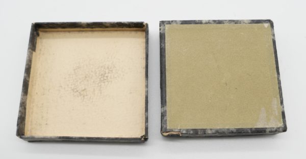 Infanterie Sturmabzeichen Silber BSW - In der Verleihungsschachtel im Wölkchendesign - Hersteller Brüder Schneider Wien – Bild 8