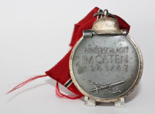 Medaille Winterschlacht im Osten 1941/42 - Hersteller 61 (Rudolf A. Karnath & Sohn, Gablonz) - WIO – Bild 2
