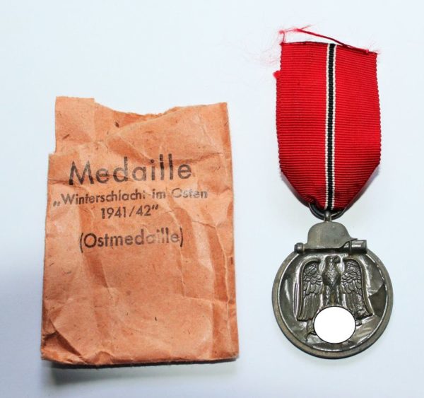 Medaille Winterschlacht im Osten - Mit der Verleihungstüte - Rudolf Souval, Wien - WIO