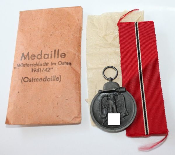 Medaille Winterschlacht im Osten 1941/42 - Hersteller 6 (Fritz Zimmermann, Stuttgart) - Mit der Verleihungstüte - WIO