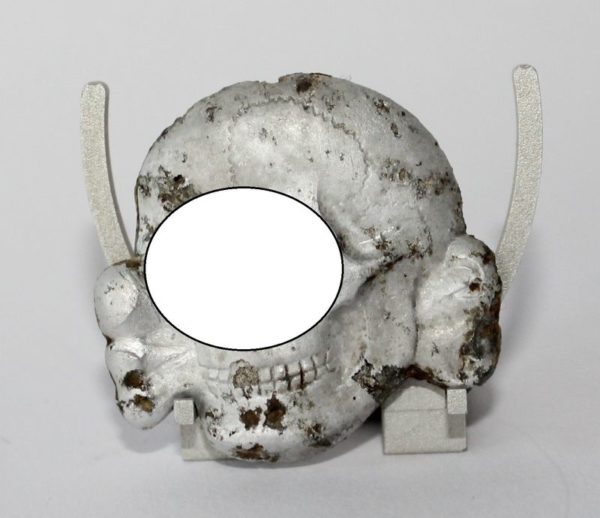 Totenkopf für die Schirmmütze der SS - Aluminium - Hersteller S.P. 40