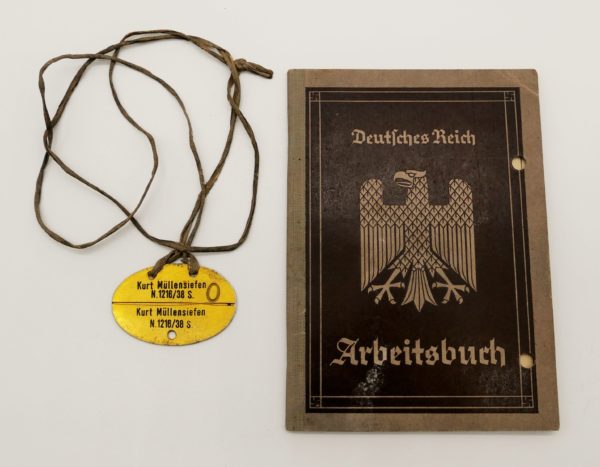 Erkennungsmarke der Kriegsmarine N. 1216/38 S - Mit dabei das Arbeitsbuch des Mannes - EKM - Dogs Tag