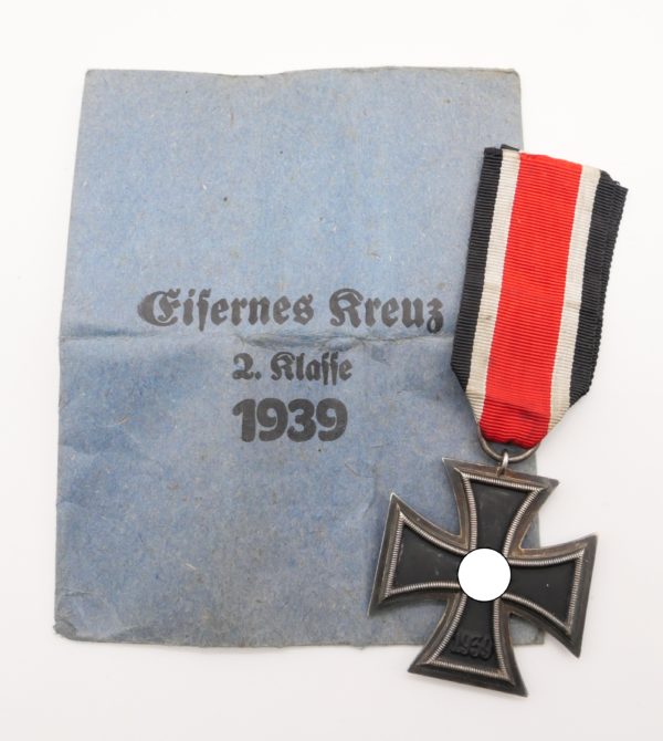 Eisernes Kreuz 2. Klasse - Hersteller 138 ( Julius Maurer, Oberstein) mit Verleihungstüte