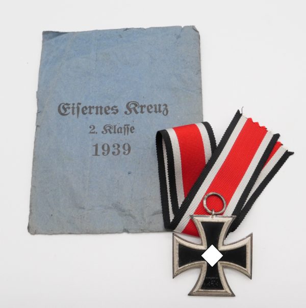 Eisernes Kreuz 2. Klasse - Hersteller 113 (Hermann Aurich, Dresden) und der Verleihungstüte - EK