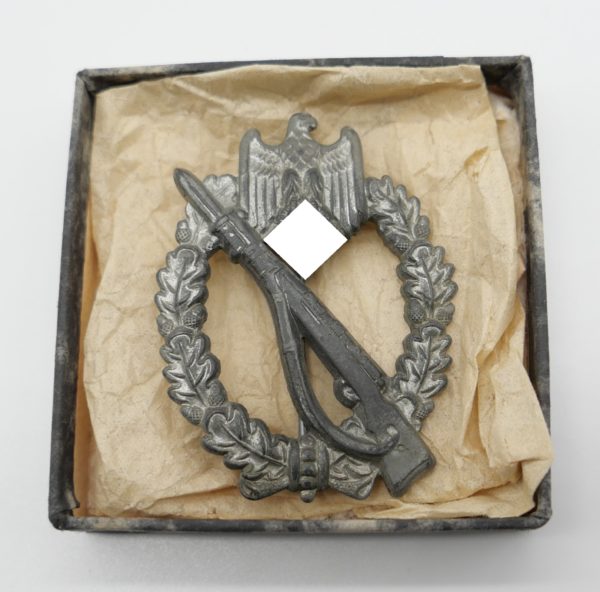 Infanterie Sturmabzeichen Silber BSW - In der Verleihungsschachtel im Wölkchendesign