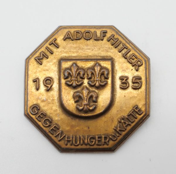 WHW Abzeichen Strassensammlung Wiesbaden 1935 "Mit Adolf Hitler gegen Hunger u. Kälte"