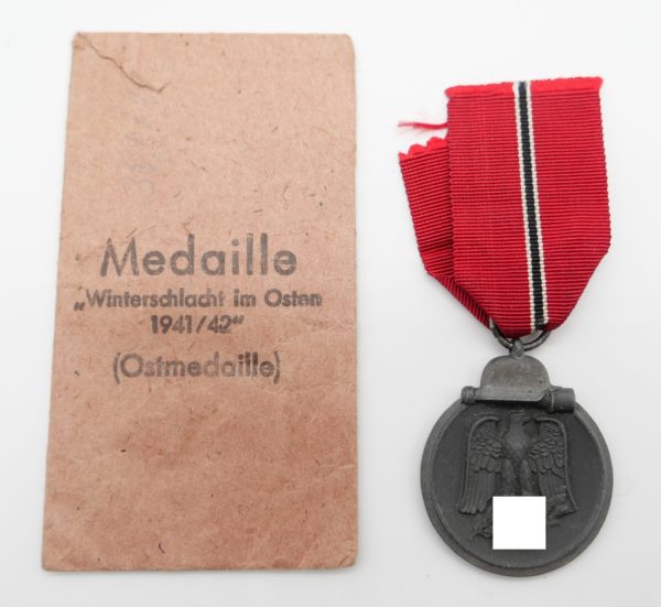 Medaille Winterschlacht im Osten 1941/42 - Hersteller 10 (Förster & Barth, Pforzheim) - Mit Verleihungstüte