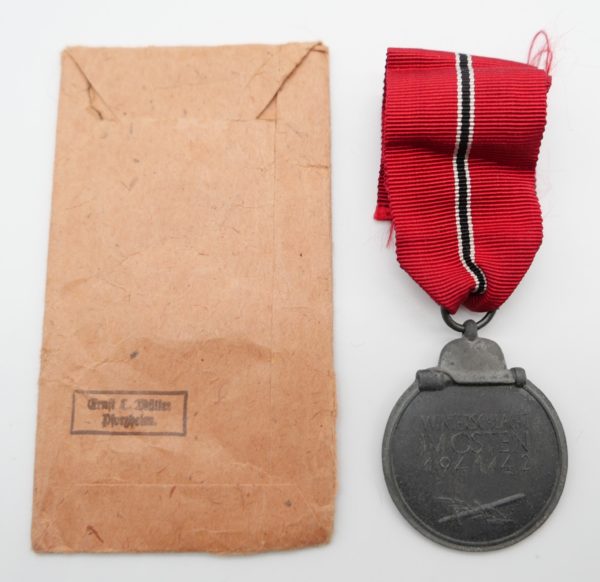 Medaille Winterschlacht im Osten 1941/42 - Hersteller 76 (Ernst L. Müller, Pforzheim) - Mit Verleihungstüte – Bild 2