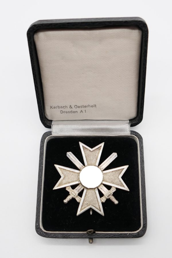 Kriegsverdienstkreuz 1. Klasse mit Schwerter im Etui - Hersteller 62 (Kerbach & Oesterhelt, Dresden)