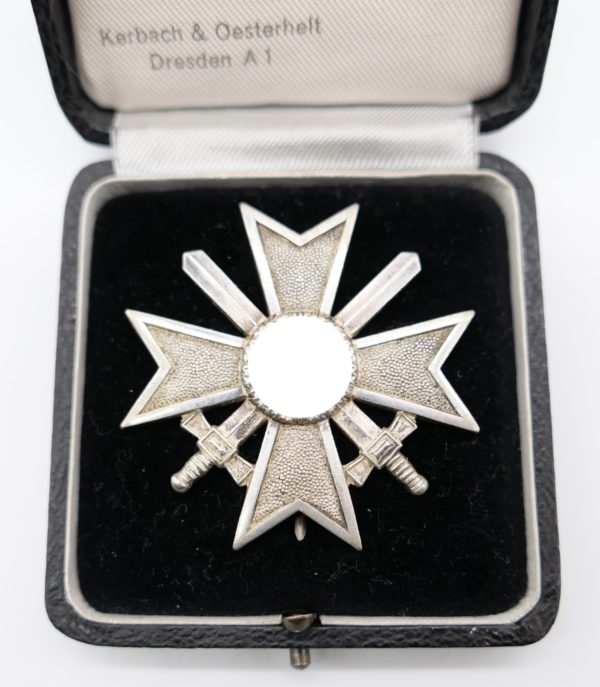 Kriegsverdienstkreuz 1. Klasse mit Schwerter im Etui - Hersteller 62 (Kerbach & Oesterhelt, Dresden) – Bild 2