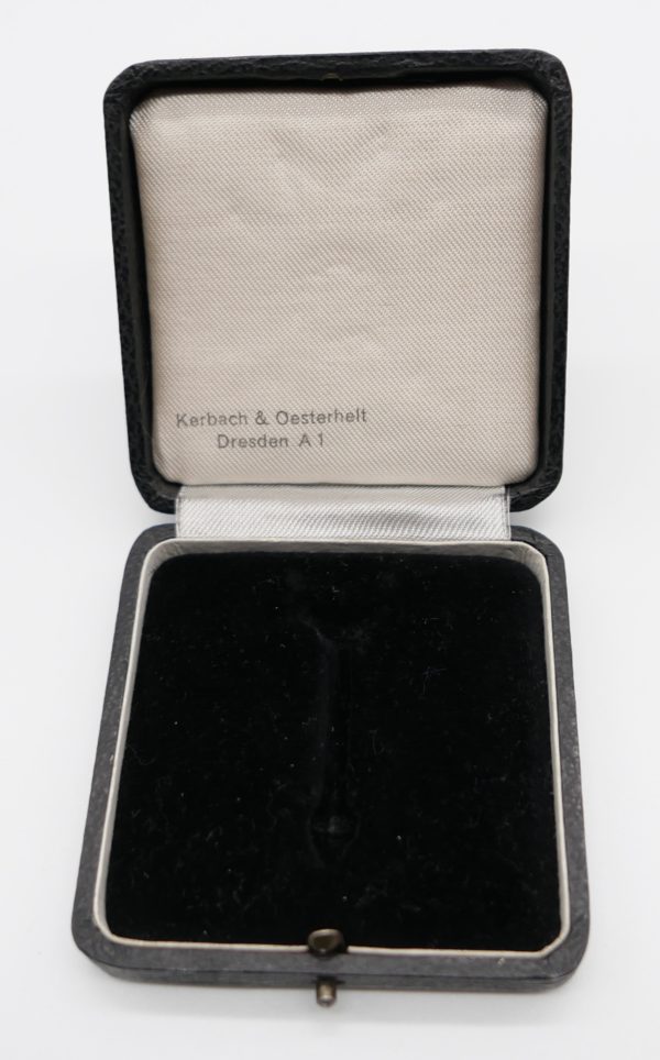 Kriegsverdienstkreuz 1. Klasse mit Schwerter im Etui - Hersteller 62 (Kerbach & Oesterhelt, Dresden) – Bild 9