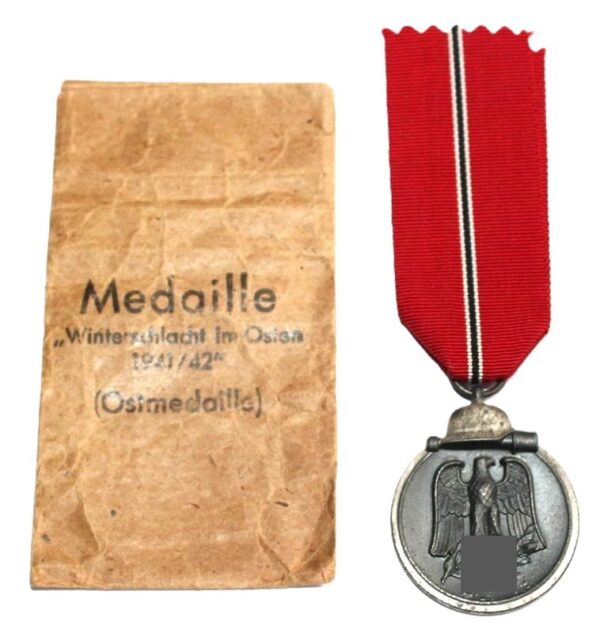 Medaille Winterschlacht im Osten 1941/42 - Hersteller 93 (Richard Simm & Söhne, Gablonz) - Mit der Verleihungstüte - WIO