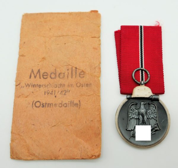 Medaille Winterschlacht im Osten 1941/42 - Hersteller 93 (Richard Simm & Söhne, Gablonz) - Mit Verleihungstüte
