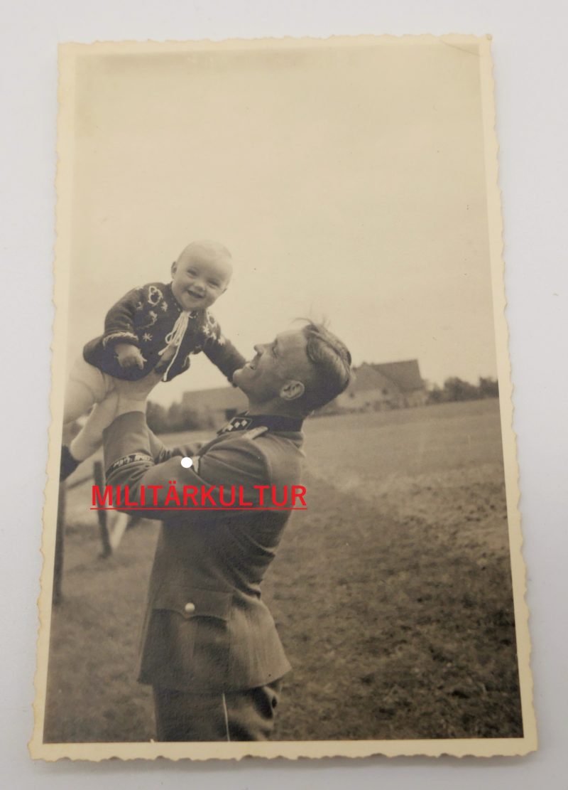 3 Fotos eines SS Obersturmführer mit Ärmelband Adolf Hitler LAH