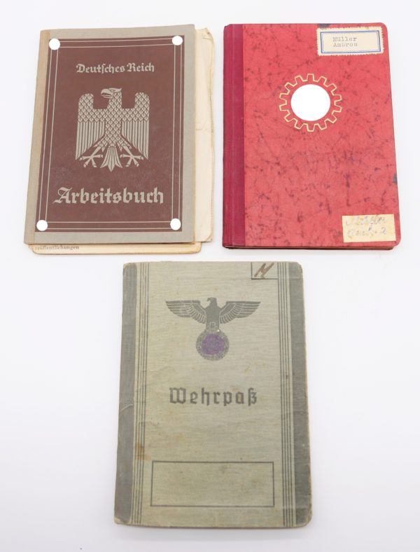 Wehrpass, Arbeitsbuch und DAF Mitgliedsbuch eines Mannes