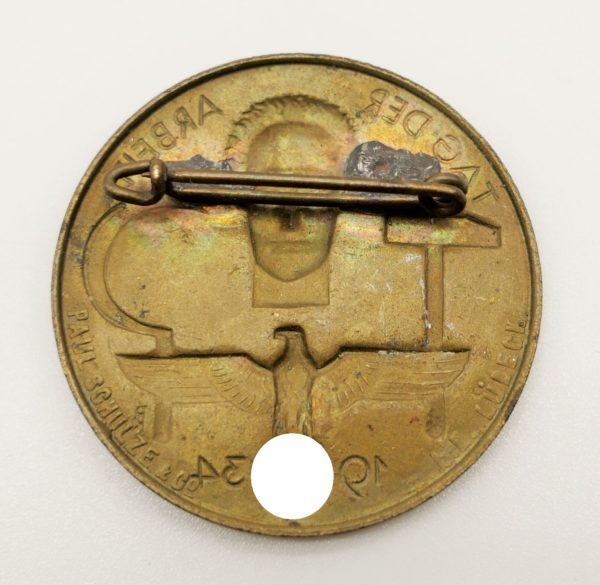 Veranstaltungsabzeichen – Tag der Arbeit 1934 – Hersteller Paul Schulze & Co., Lübeck – Bild 2