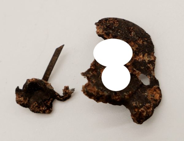 Reste eines Totenkopf für die Schirmmütze der SS - Bodenfund