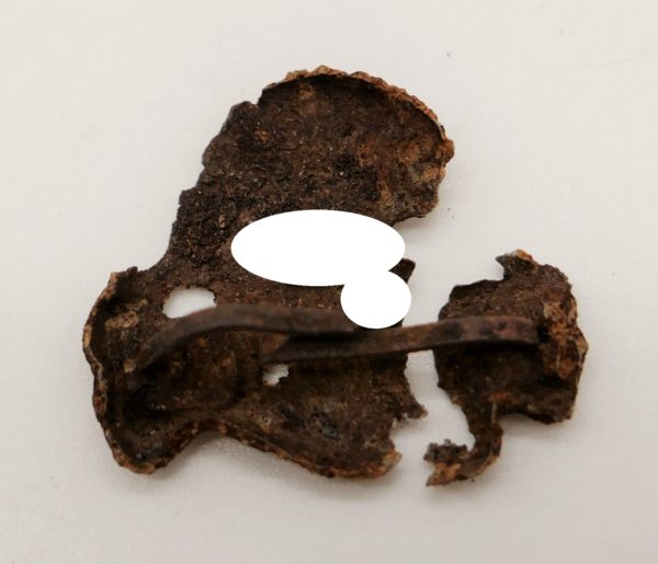Reste eines Totenkopf für die Schirmmütze der SS - Bodenfund – Bild 2