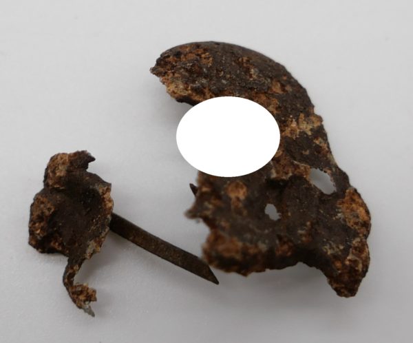 Reste eines Totenkopf für die Schirmmütze der SS - Bodenfund – Bild 3