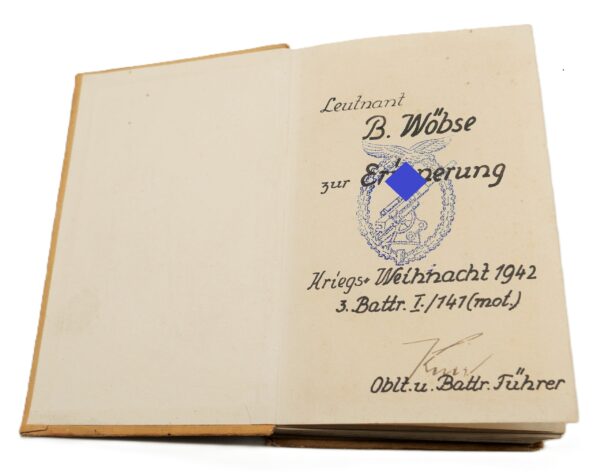 Buch - Um Mannesehre - Mit Widmung des Battr. Führer der 3. Battr. I./141(mot) - Flakkampfabzeichen - FKA – Bild 2
