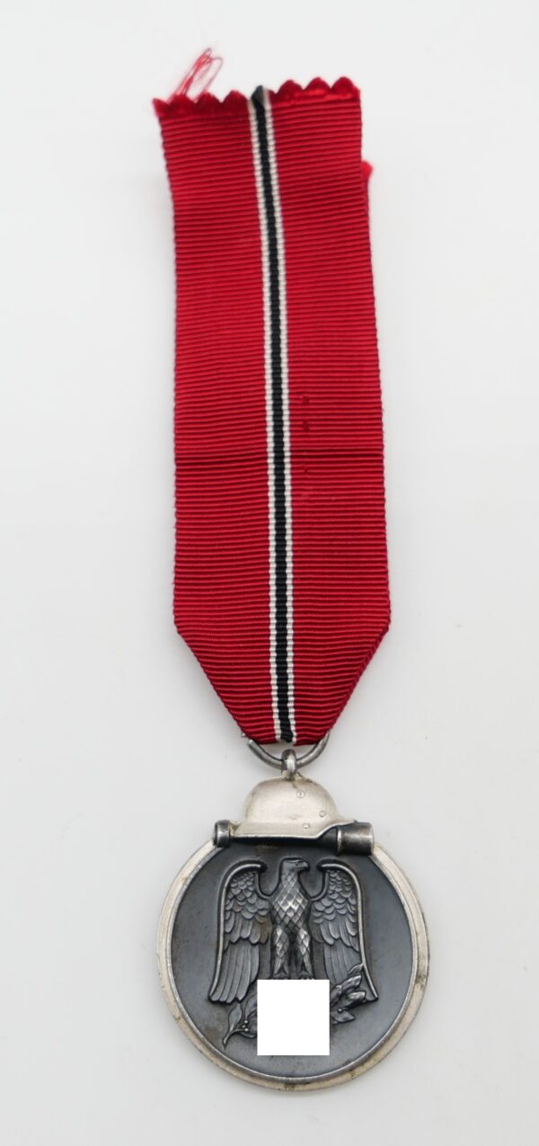 Medaille Winterschlacht im Osten 1941/42 - Hersteller 61 (Rudolf A. Karnath & Sohn, Gablonz). – Bild 2