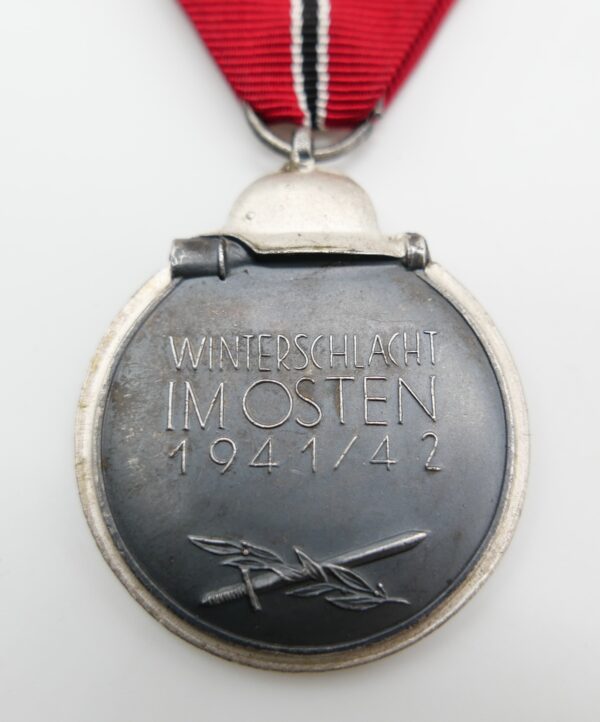 Medaille Winterschlacht im Osten 1941/42 - Hersteller 61 (Rudolf A. Karnath & Sohn, Gablonz). – Bild 3