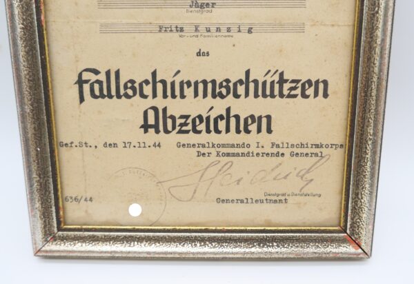 Verleihungsurkunde zum Fallschirmschützenabzeichen der Luftwaffe - Schmuckurkunde - Urkunde – Bild 2