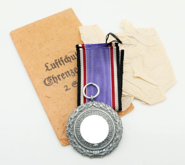 Luftschutz-Ehrenzeichen 2. Klasse 1938 mit Verleihungstüte – Hersteller 60 (Katz & Deyhle, Pforzheim)