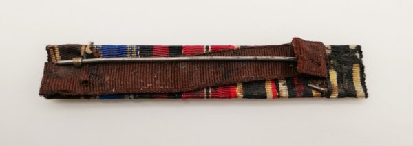 Feldspange mit den Bändern für die bronzene und silberne Dienstauszeichnung der NSDAP mit Auflage – Bild 3