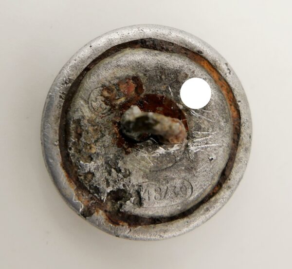 Frackknopf der SS – 148/39 - Durchmesser 20 mm - Bodenfund – Knopf für den Frack – Bild 2