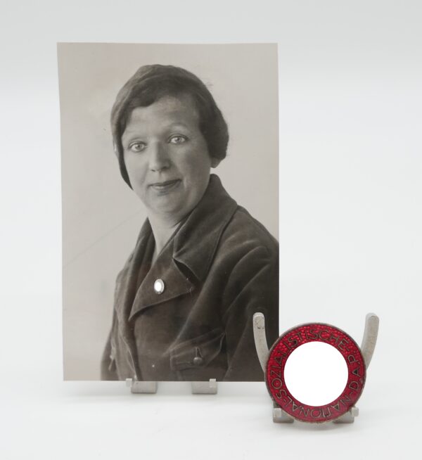 Mitgliedsabzeichen der NSDAP – Parteiabzeichen – RZM M1/34 (Karl Wurster, Markneukirchen) - Mit dem Foto der Trägerin