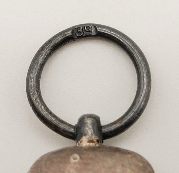 Medaille Winterschlacht im Osten - Hersteller 39 (Rudolf Berge, Gablonz) - Mit der Verleihungstüte – Bild 4