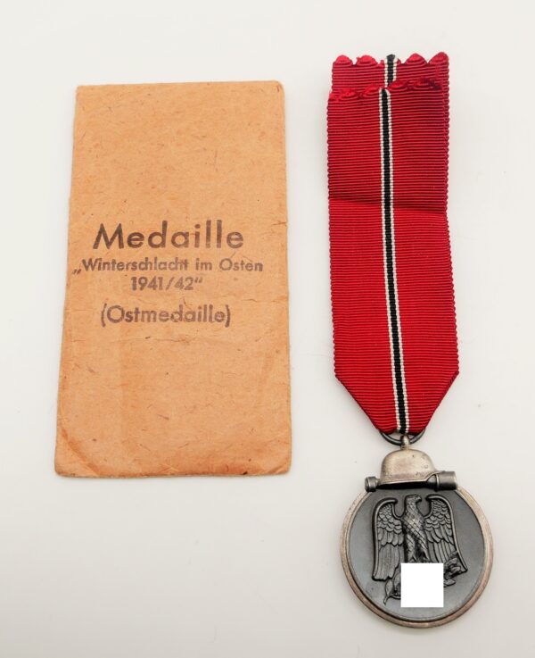Medaille Winterschlacht im Osten - Hersteller 39 (Rudolf Berge, Gablonz) - Mit der Verleihungstüte