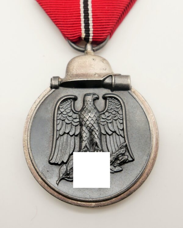 Medaille Winterschlacht im Osten - Hersteller 39 (Rudolf Berge, Gablonz) - Mit der Verleihungstüte – Bild 2