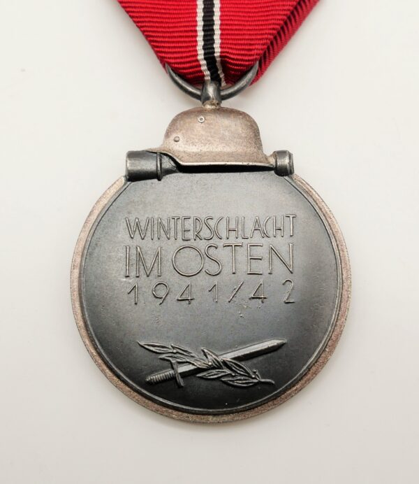 Medaille Winterschlacht im Osten - Hersteller 39 (Rudolf Berge, Gablonz) - Mit der Verleihungstüte – Bild 3