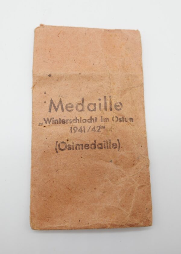 Verleihungstüte für die Medaille Winterschlacht im Osten - Hersteller Karl Hensler, Pforzheim