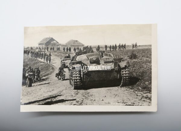 Postkarte - Sturmgeschütz III und Infantrie - Foto des Kriegsberichter Wurst (Atl.)