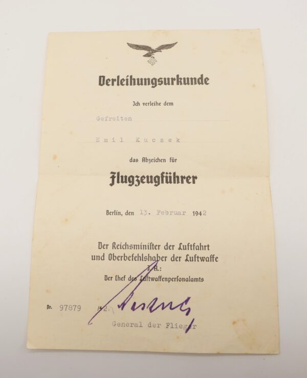 Urkunde zum Flugzeugführerabzeichen und 2 Flugbücher des Bomberpiloten Emil Kuczek – Bild 2