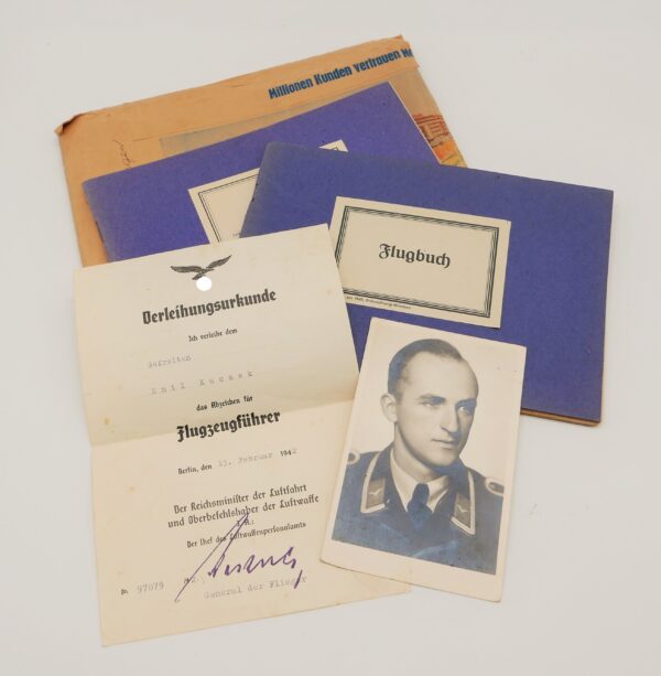 Urkunde zum Flugzeugführerabzeichen und 2 Flugbücher des Bomberpiloten Emil Kuczek