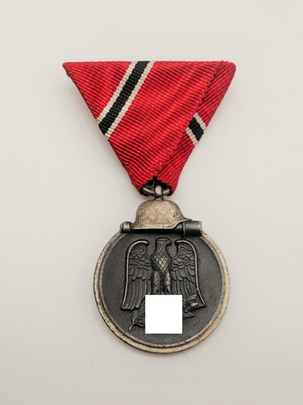 Medaille Winterschlacht im Osten 1941/42 - Am Dreiecksband - In der Österreicher Trageweise