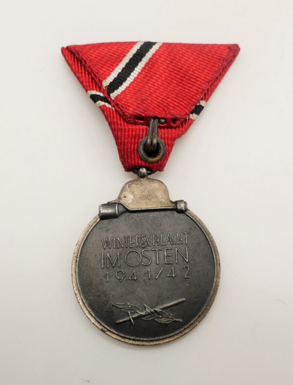 Medaille Winterschlacht im Osten 1941/42 - Am Dreiecksband - In der Österreicher Trageweise – Bild 2