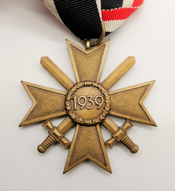 Kriegsverdienstkreuz 2. Klasse mit Schwerter - Hersteller 39 (Rudolf Berge, Gablonz) – Bild 3