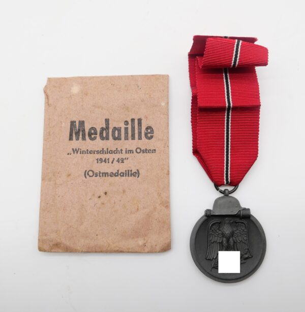 Medaille Winterschlacht im Osten 1941/42 - Hersteller 7 (Paul Meybauer, Berlin) - Mit der seltenen Verleihungstüte
