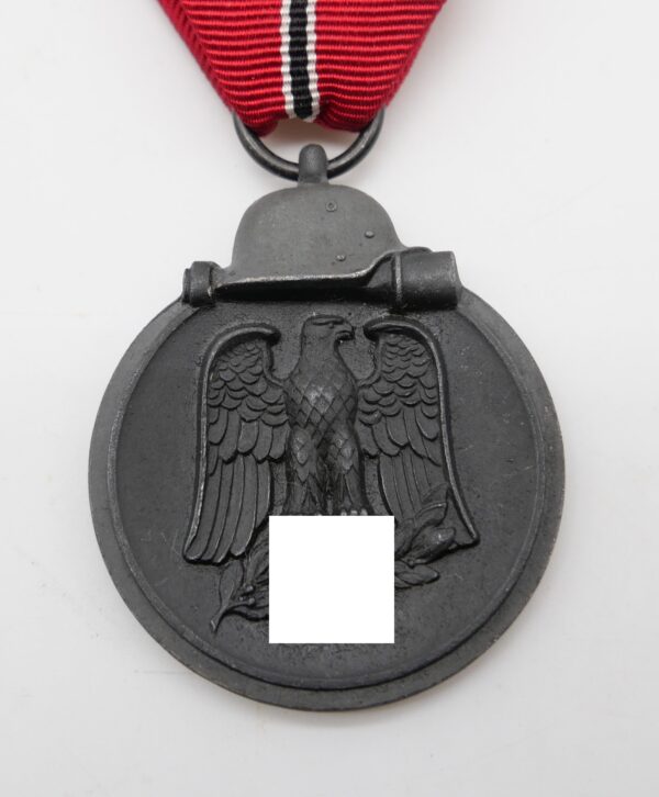 Medaille Winterschlacht im Osten 1941/42 - Hersteller 7 (Paul Meybauer, Berlin) - Mit der seltenen Verleihungstüte – Bild 2