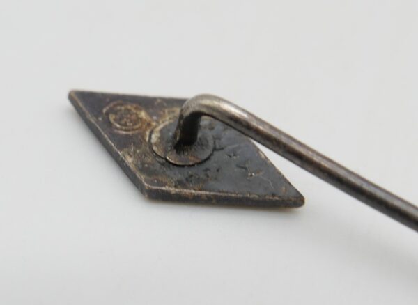 14 mm Miniatur zum HJ Mitgliedsabzeichen - M1/14 (Matthias Oechsler & Sohn) – Bild 3