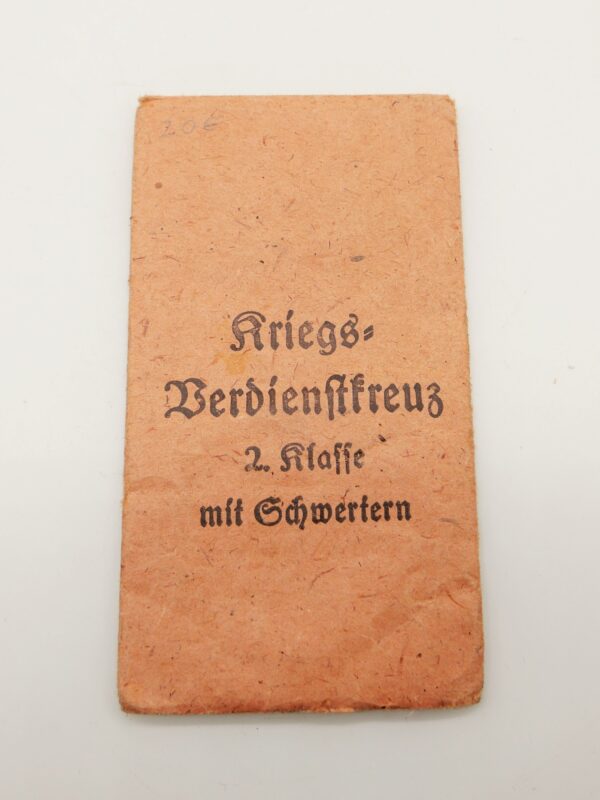 Verleihungstüte zum Kriegsverdienstkreuz 2. Klasse mit Schwertern - Hersteller Josef Rössler & amp;Co., Gablonz a.N.