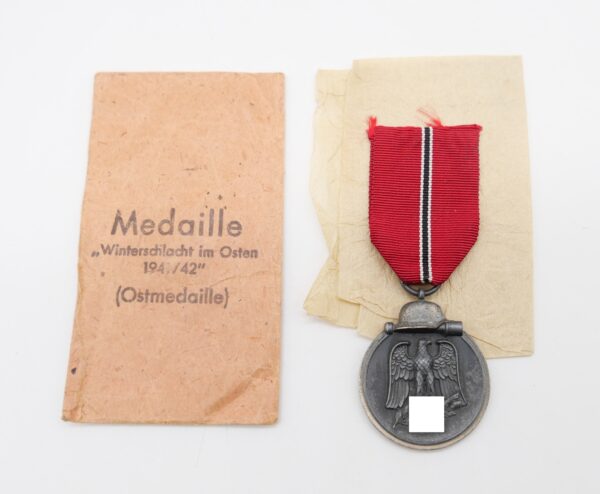 Medaille Winterschlacht im Osten 1941/42 – Hersteller 4 (Steinhauer & Lück, Lüdenscheid) mit Verleihungstüte