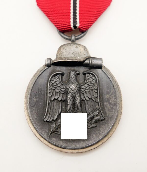 Medaille Winterschlacht im Osten 1941/42 – Hersteller 4 (Steinhauer & Lück, Lüdenscheid) mit Verleihungstüte – Bild 2